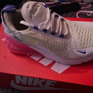 there are some nikes selling for cheep